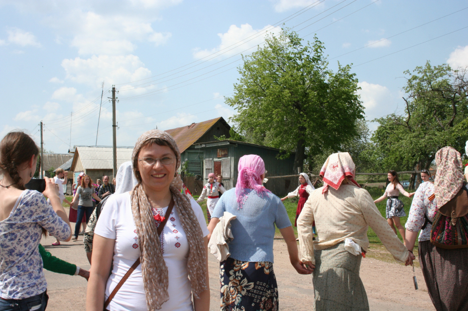 Таццяна Валодзіна ў час абраду Ваджэння і пахавання стралы ў Веткаўскім раёне.png