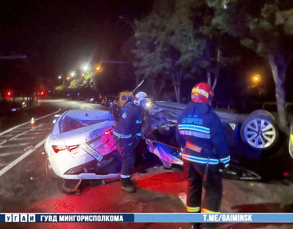 В Минске Tesla ночью врезалась сразу в пять припаркованных авто (2).jpg