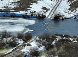 В Беларуси 2 моста ушло под воду. МЧС призвало сделать это на участках