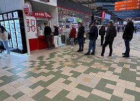 Белорусы выстроились в очереди перед обменниками. Доллар резко упал – итоги торгов 20 марта