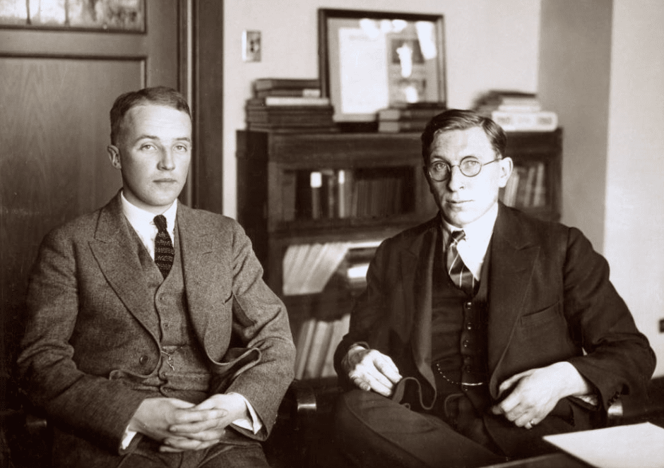 Фредерик Бантинг (справа) со своим ассистентом Чарлзом Гербертом Бестом