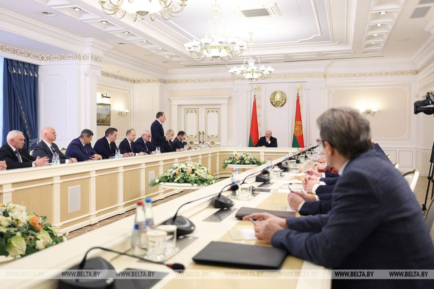 Лукашенко встреча с бизнесом.jpg