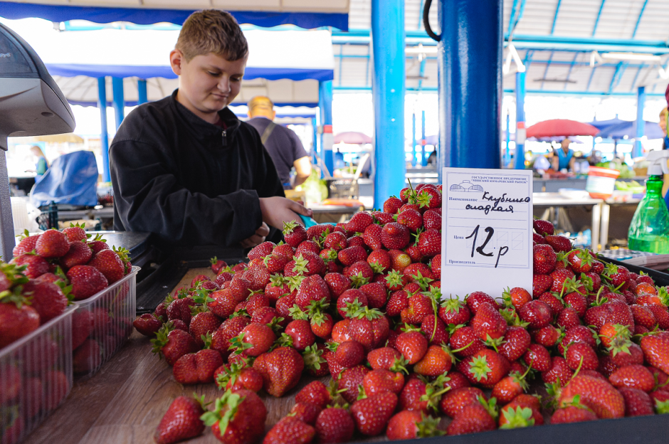 Две семьи выращивают огурцы и клубнику 26.png