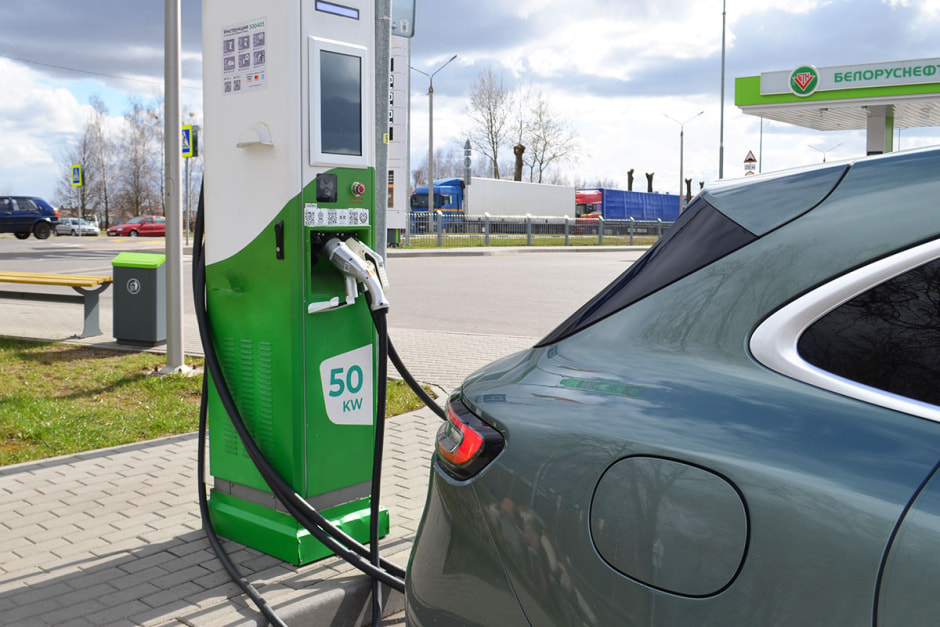 Электромобиль на зарядной станции