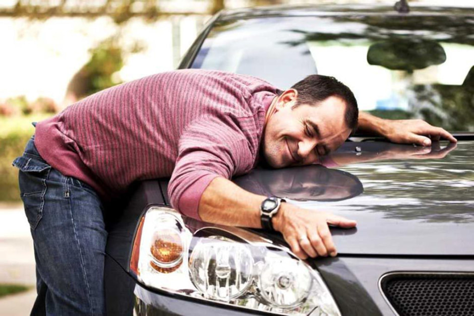 Обнял машину.jpg