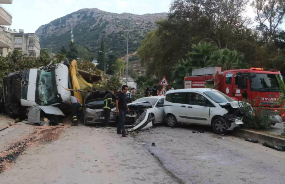 Пятнадцать туристов получили ранения в результате ДТП с микроавтобусом в Турции.png