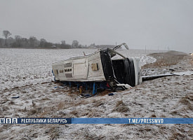 На трассе М1  автобус с пассажирами рухнул в кювет: один человек погиб, еще шестеро в больнице.