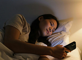 Хотели проверить уведомления – потеряли час: почему мы застреваем в телефоне дольше, чем рассчитывали?