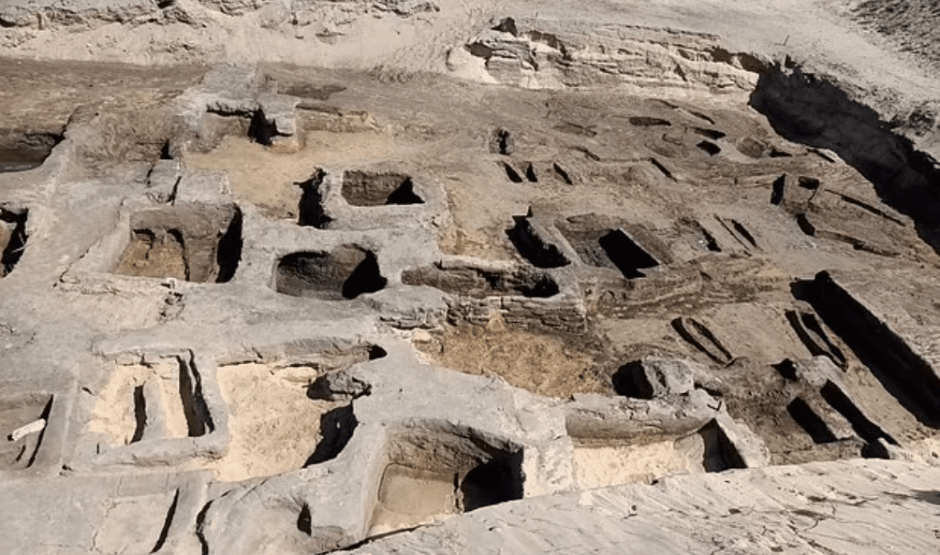 В Египте обнаружили 63 захоронения с уникальными артефактами, им 3000 лет (3).png