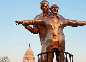 Трамп и Эпштейн “летят” на носу “Титаника” - У Капитолия ночью появилась неожиданная скульптура