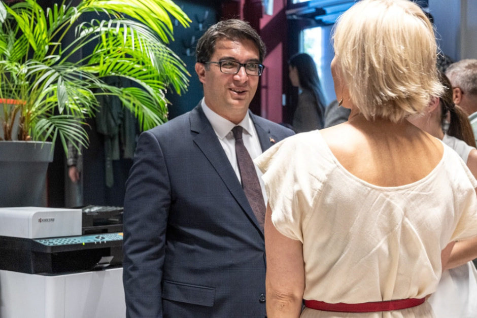 Художник Валерий Песин в галерее SmART 22.jpg