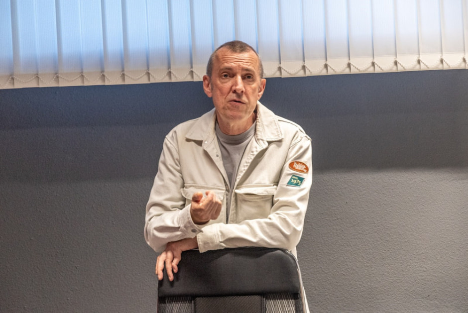 Художник Валерий Песин в галерее SmART 15.jpg