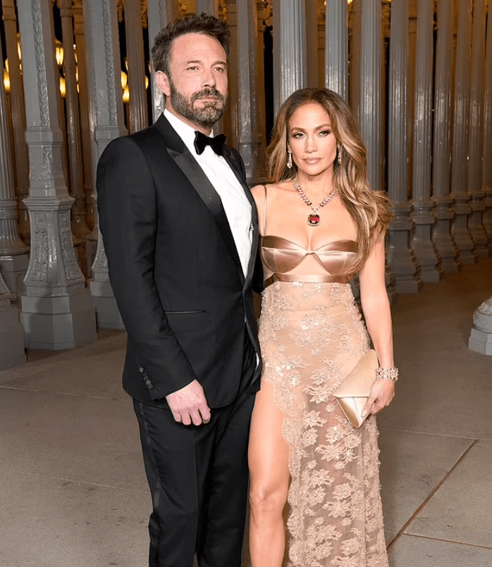 Брак с Аффлеком разваливается Дженнифер Лопес выглядит напряженной после разговора в офисе актера.png