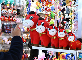 Десятки тысяч “плачущих лошадок” из Китая стали хитом продаж, хотя изначально в них есть брак