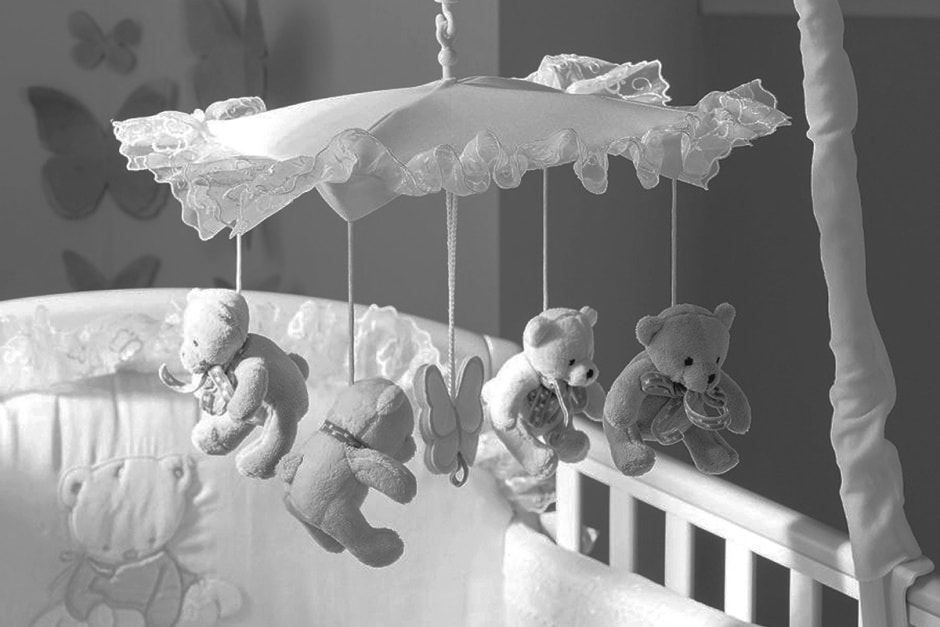 Игрушки над детской кроваткой чб.jpg