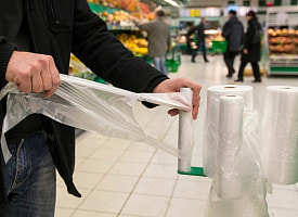 За бесплатные пакеты в магазине – штраф до 1350 рублей или 4 года тюрьмы? Адвокат объяснила белорусам, что можно класть в упаковку