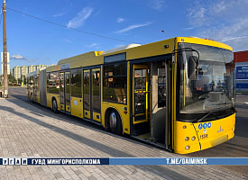 Не выключил двигатель: автобус наехал на водителя на остановке в Минске