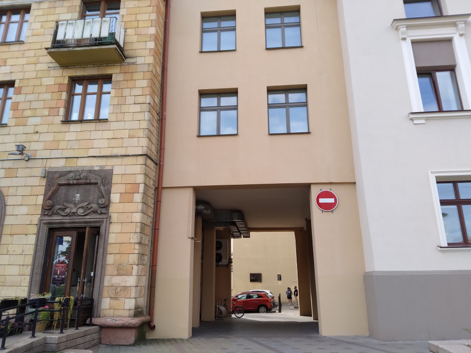 5-Чтобы увидеть доску в честь Никиты Муравьева нужно зайти в арку.jpg