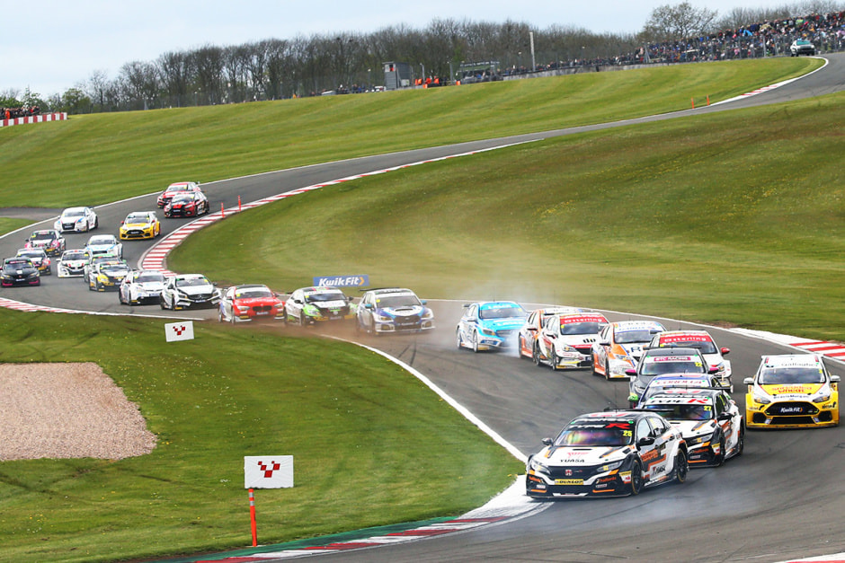 Заезд на трассе Donington Park