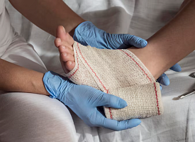 Почему некоторые раны не заживают даже при лечении? Ученые придумали, как это исправить