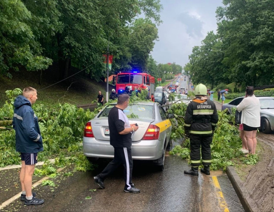 Спасатели освобождают автомобиль.jpg