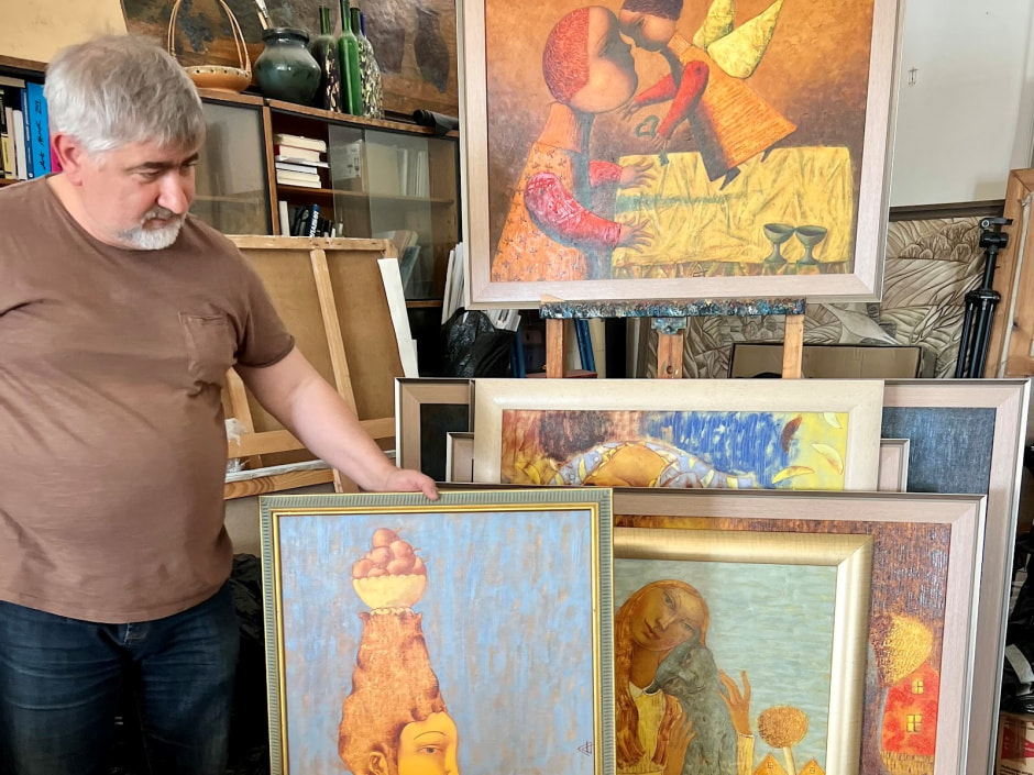 9-Художник Александр Демидов в мастерской.jpg