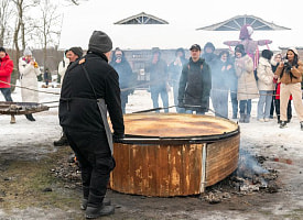 “Ушло 40 яиц и 12 кг муки”. Как выглядит двухметровый блин, который испекли на Масленицу?