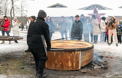 “Ушло 40 яиц и 12 кг муки”. Как выглядит двухметровый блин, который испекли на Масленицу?