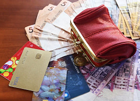 Заблокирует ли банк карту с деньгами, если её владелец умер? Юрист ответила