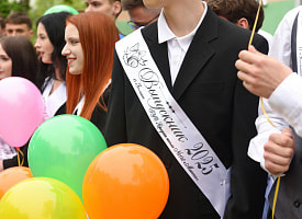 Стало известно, когда в школах Беларуси пройдут последние звонки и выпускные