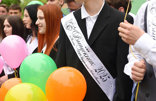 Стало известно, когда в школах Беларуси пройдут последние звонки и выпускные