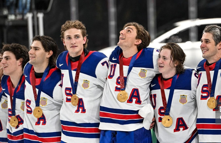 8-Сборная США с золотыми медалями чемпионата мира-2025 по хоккею.jpg