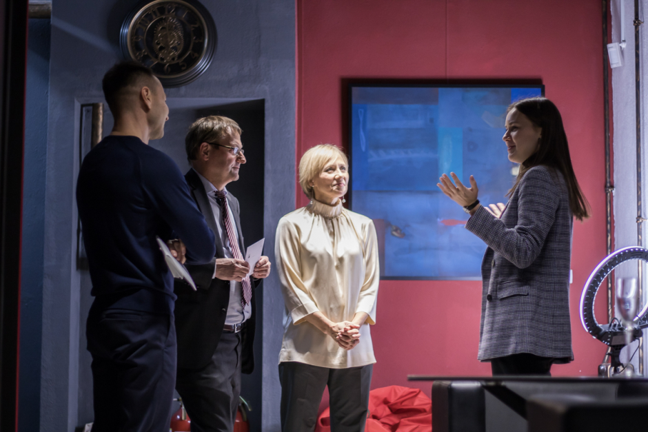 Выставка Кирилла Хлопова_гости 8.png