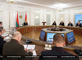 Лукашенко раскритиковал Запад за наращивание военных бюджетов, когда “народ нищает”