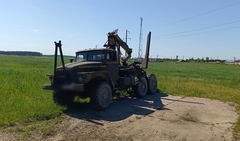 Могилевчанин угнал лесовоз, чтобы сдать его на металлолом — но по пути заглох.jpg