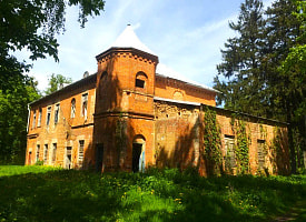 Двухэтажную усадьбу XIX века выставили на продажу на Брестчине. Сколько просят?