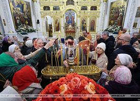 Благодатный огонь из Иерусалима доставили в минский Свято-Духов кафедральный собор