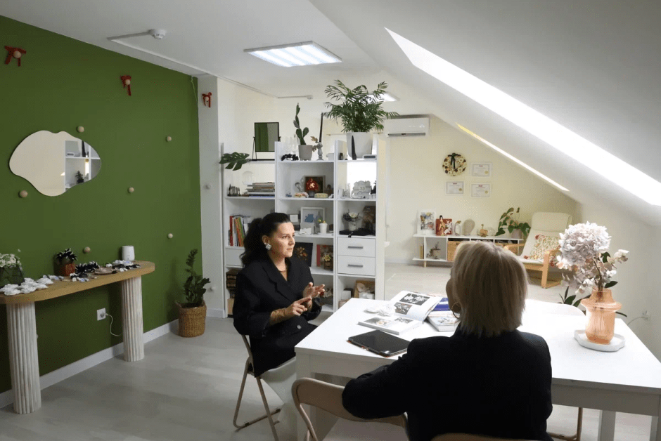 1-Дизайнер украшений Мила Игнатик во время интервью Смартпресс.png 1-Дизайнер украшений Мила Игнатик во время интервью Смартпресс.png