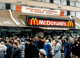 Первый McDonald’s в СССР: 50 млн долларов, 1,5 рубля за бургер и очередь за переменами