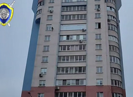 На фасаде минской многоэтажки висело тело 23-летнего парня