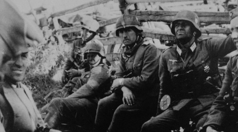 Немецкие солдаты и офицеры в ожидании приказа о начале атаки 22 июня 1941 года
