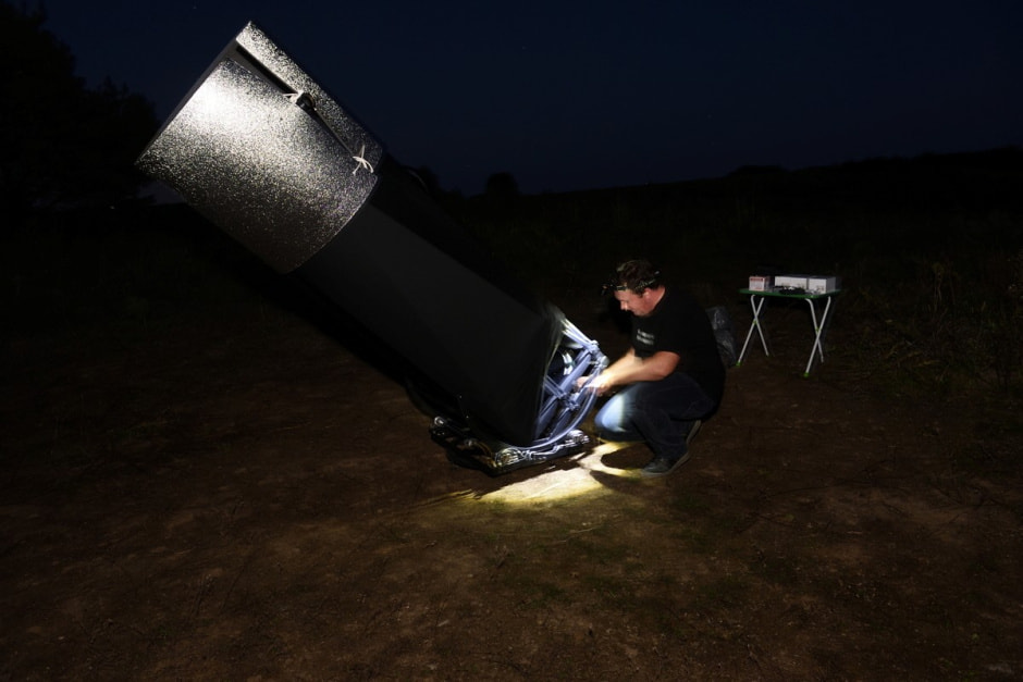 14-Виктор собирает 45-килограммовый телескоп.jpg
