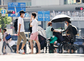 Чиновникам в Токио разрешили ходить на работу в шортах – из-за жары и роста цен на энергию