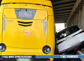 В Минске автобус протащил Geely по ограждению после столкновения на проспекте Победителей
