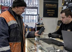 В Минске дворник сдал телефон в ломбард – мужчину отправят на принудительное лечение