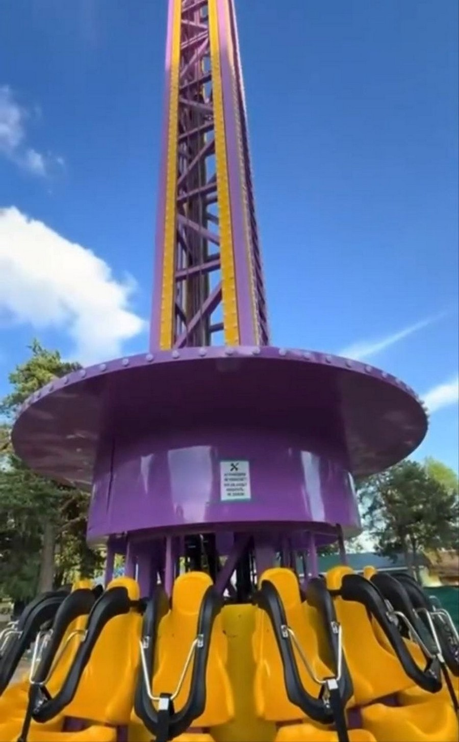 Башня свободного падения парк Челюскинцев Минск.jpg Башня свободного падения парк Челюскинцев Минск.jpg