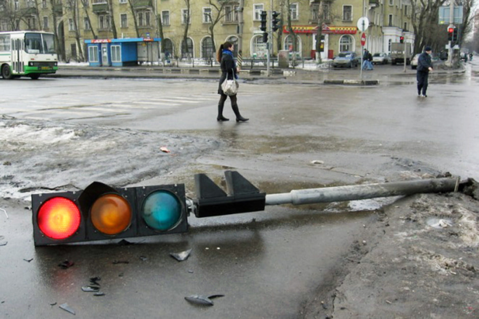 Светофор упал на дорогу