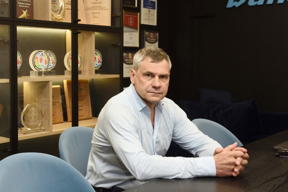 3-Дмитрий Квартальнов в офисе Динамо.jpg