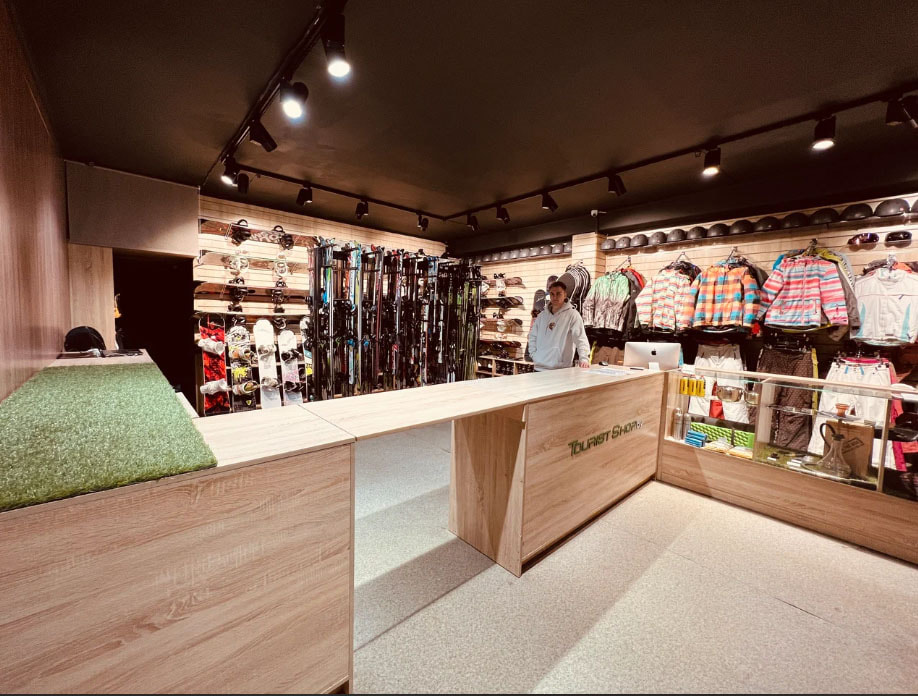 TouristShop2.jpg TouristShop2.jpg