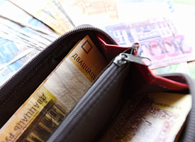 Думали, что знакомятся с ровесниками. В Минске 12-летние школьницы принесли незнакомцу около 50 тысяч рублей